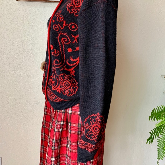 Vintage Pendleton Virgin Wool Ornate Design Black Red cardigan - Picture 4 of 9